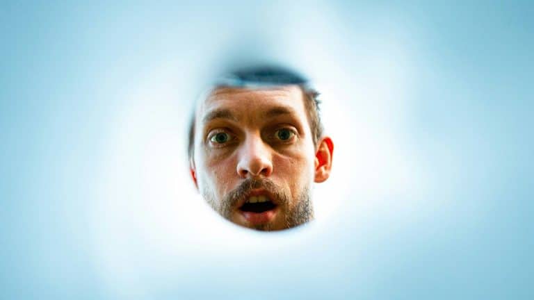 FOBO ist wie Treibsand: Je länger man vor der KI erstarrt, desto tiefer sinkt man beruflich ein.