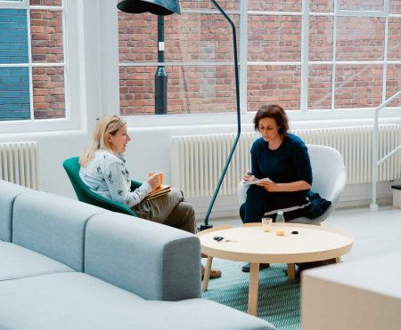 Die Führungskraft als Coach: Entwicklungshelfer in der Rollenfalle? Fragen statt anweisen – das ist leichter gesagt als im Führungsalltag tatsächlich durchgehalten.