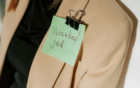 Naked Quitting: Das Problem ist nicht die Kündigung, sondern das Bleiben Erst wenn der alte Job abgeworfen ist, entsteht der nötige Freiraum für die Suche nach einem Arbeitsplatz, der wirklich zur eigenen Lebensrealität passt.