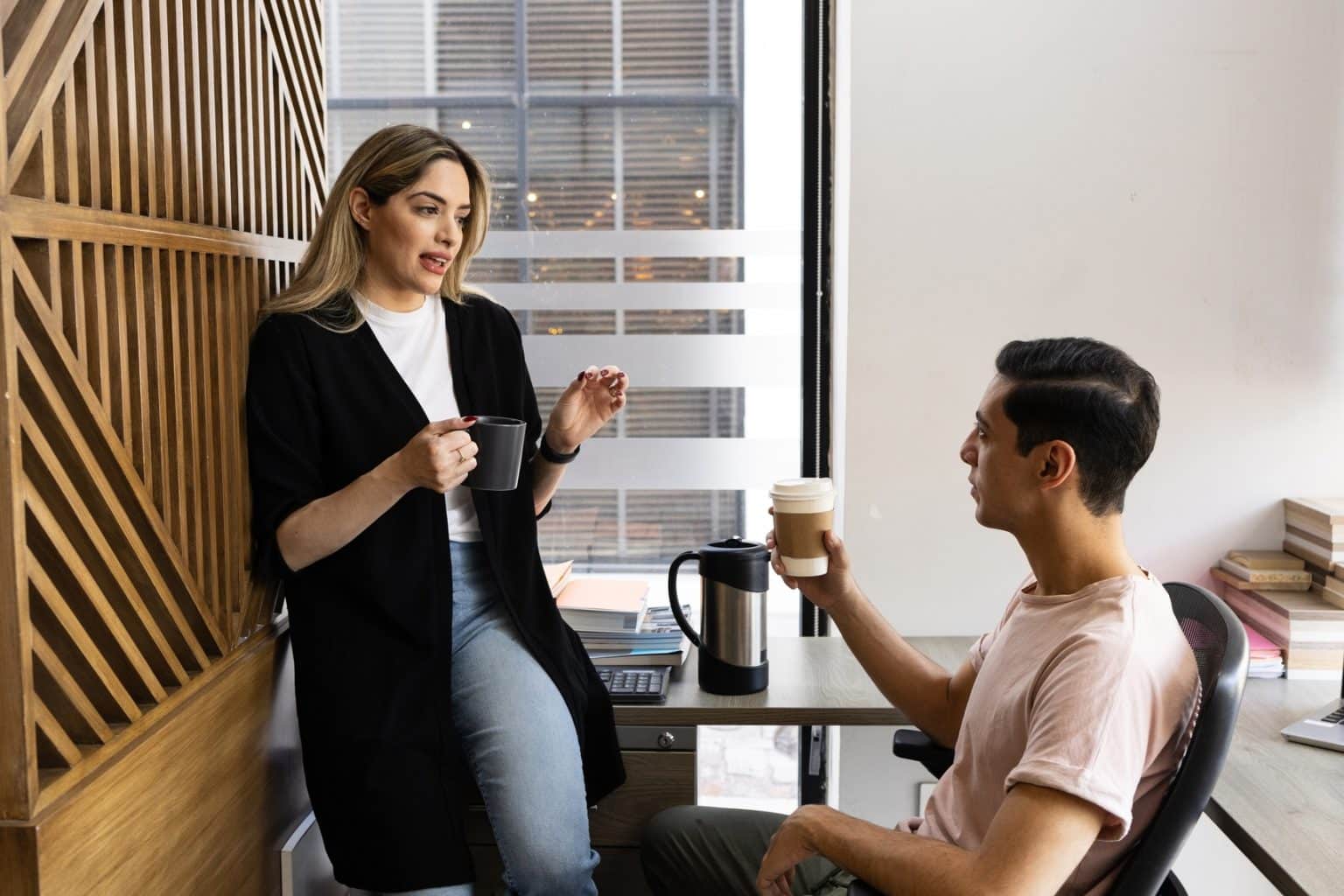 Zu viel gesteckt? Ein lockerer Plausch kann zur Gefahr für die Karriereleiter werden.