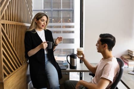 Redeschwall im Büro: Warum wir Kollegen zu viel stecken Zu viel gesteckt? Ein lockerer Plausch kann zur Gefahr für die Karriereleiter werden.