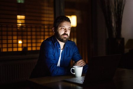 Online-Status auf grün: Zwei Drittel der Angestellten täuschen Produktivität vor Eine späte Mail kostet zehn Minuten und erkauft den Anschein eines langen Arbeitstages.