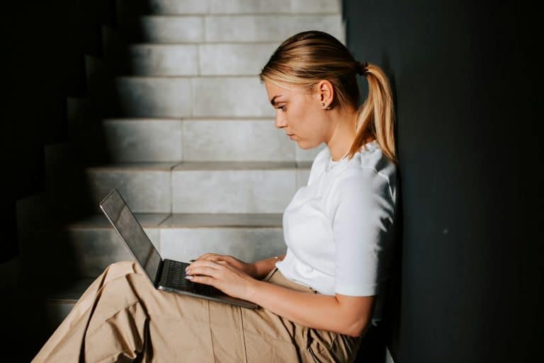 Eintauchen, navigieren, versiert: 7 Wörter, die deine KI-Bewerbung sofort verraten ChatGPT liebt bestimmte Wörter – und schmuggelt sie in fast jede Bewerbung.