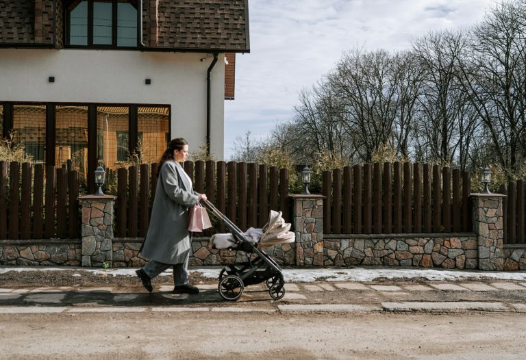 Karriere-Knick durch Kids: Mütter von Kleinkindern seltener erwerbstätig Der Nachwuchs ist da und der Karriereknick folgt für Mütter in Deutschland fast automatisch.