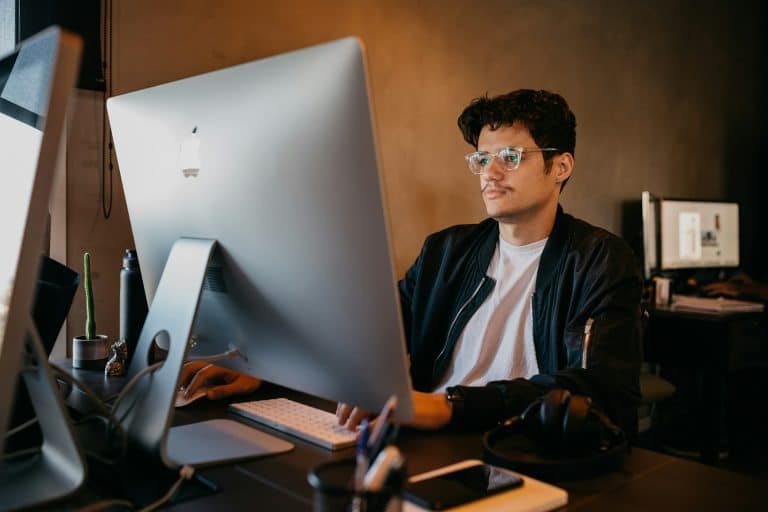 KI gehört für Gen Z und Millennials längst zum Joballtag.
