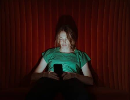 Erst Doomscrolling, jetzt Doomjobbing: Wenn Angst zur Karrierestrategie wird Doomjobbing sieht genau so aus: Sofa, Handy, Stellenanzeigen statt Feierabend