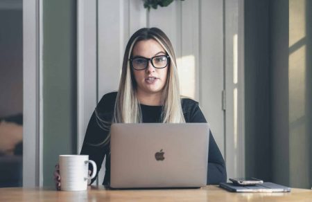 Mehr KI, weniger Jobs? Daten von über 21.000 US-Unternehmen zeichnen ein anderes Bild Eine neue US-Studie stellt verbreitete Annahmen über KI und Arbeitsplätze infrage.